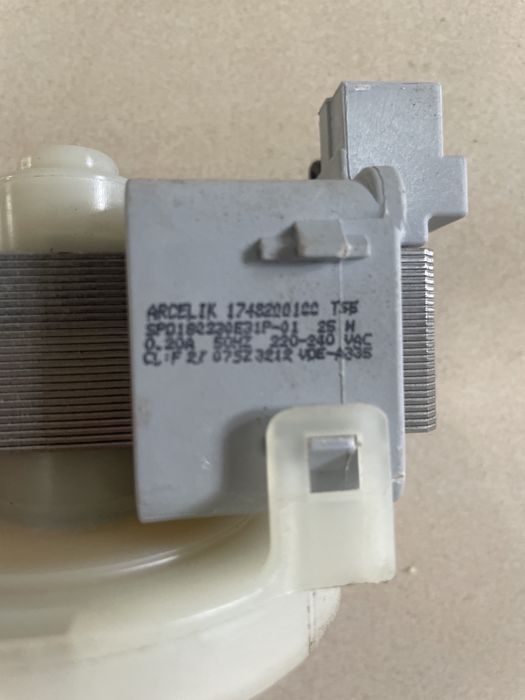 Silnik pompy odpływowej do zmywarki Beko DIN48533