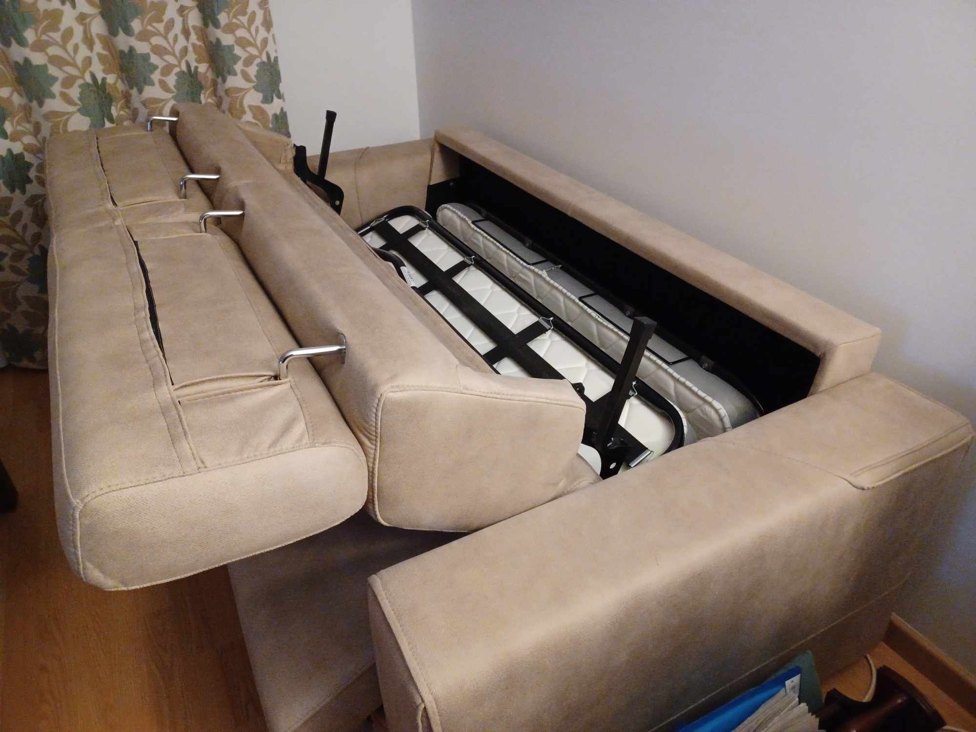 Sofá cama, cor bege como novo