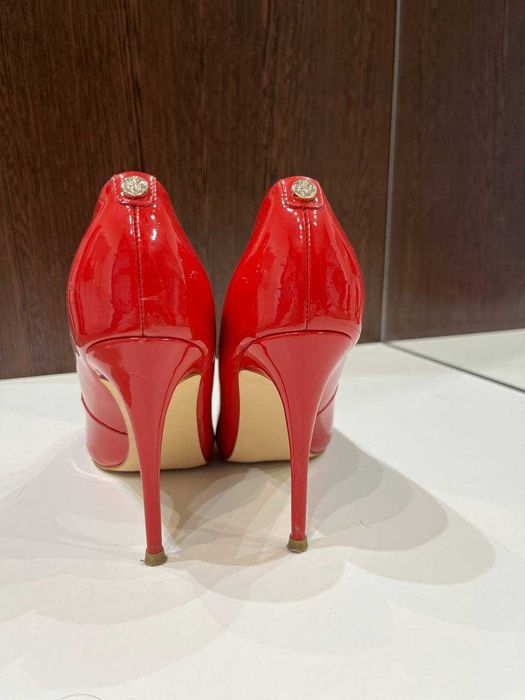 Guess лаковані туфлі на підборах, 36 р.