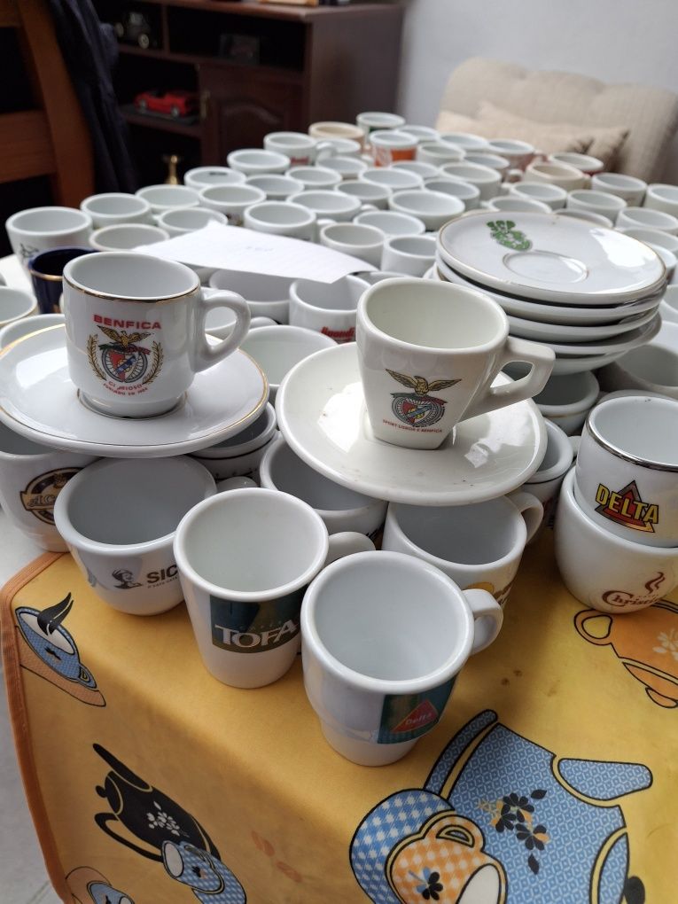 Vendo chávenas de café com pires de clubes