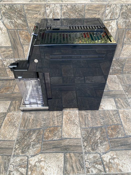 Кавомашина Delonghi Perfecta EVO малий пробіг гарний стан