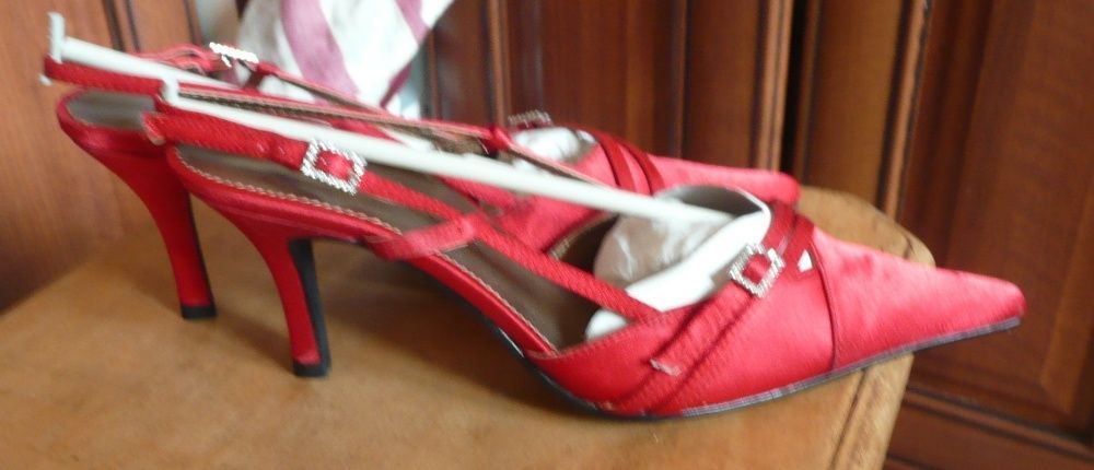 satynowe buty sandałki Menbur czerwone 36 sandały