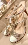 Sapatos prateados de salto