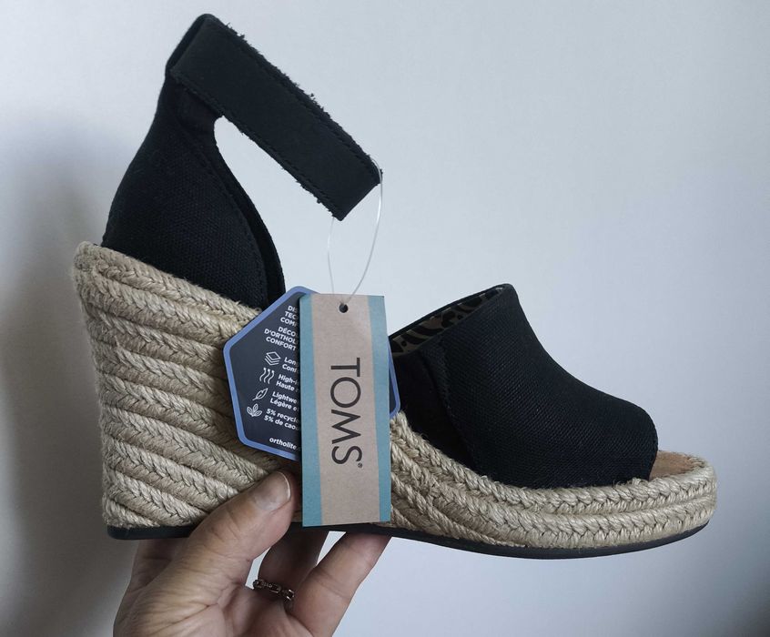 TOMS czarne sandały damskie na koturnie