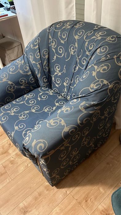 Poltrona azul com detalhes em dorado