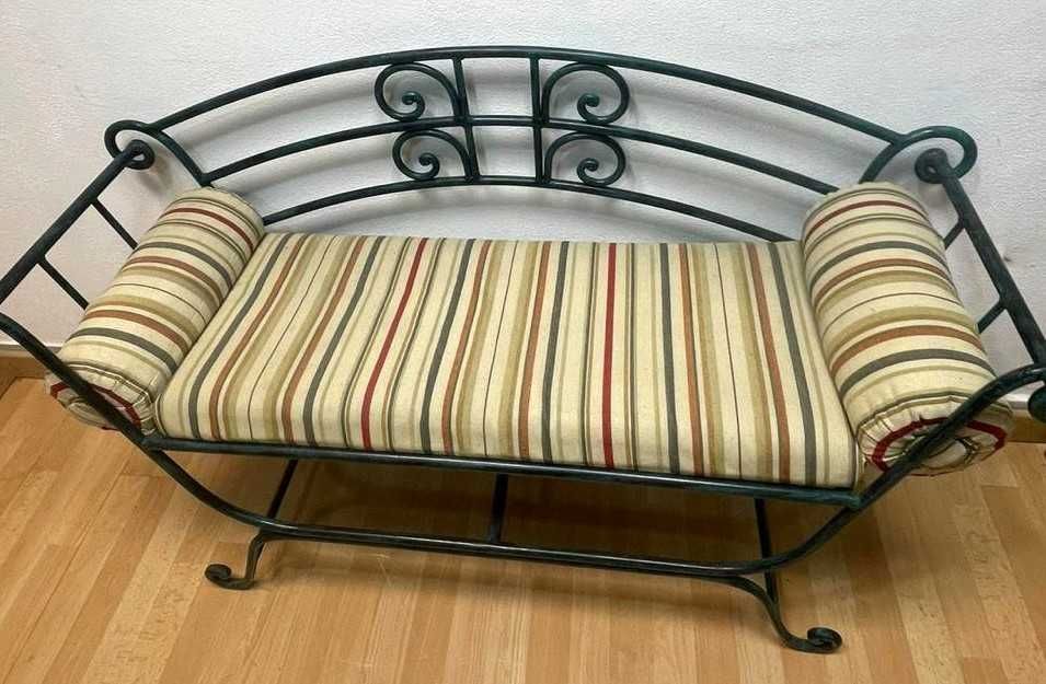 Banco artistico em ferro com almofada