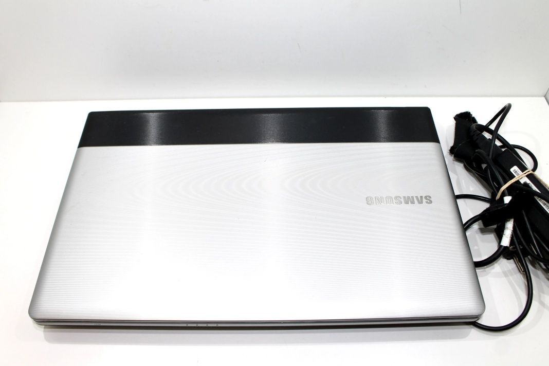 Laptop sprawny Samsung z ladowarka