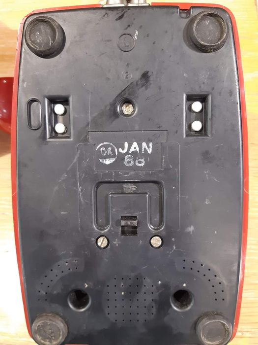 Antigo telefone vermelho de teclas