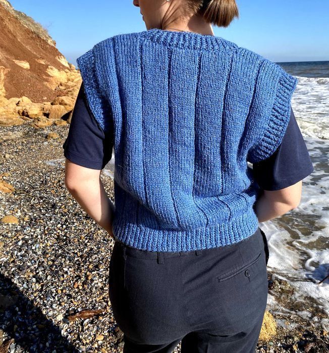 Трендова безрукавка (жилет) в'язана ручної роботи