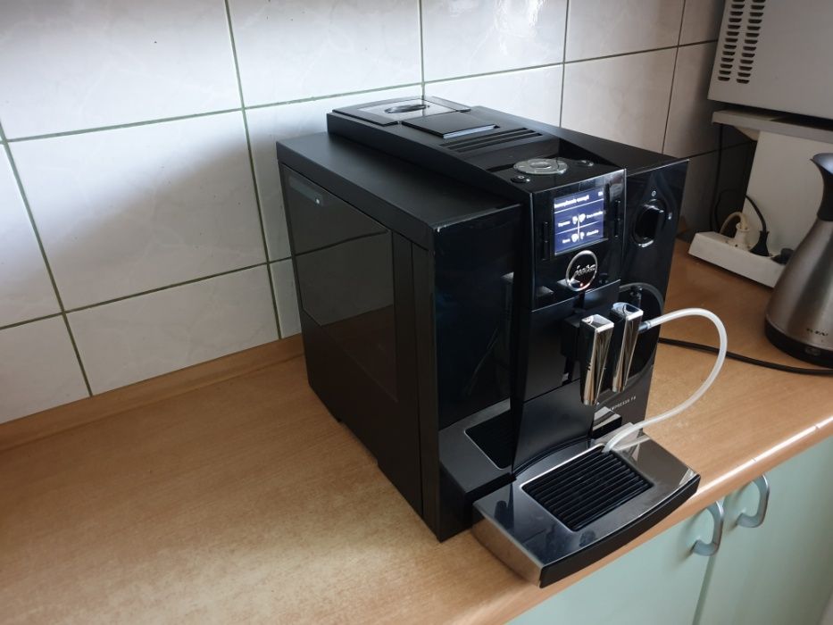 Ekspress Jura F8 - 3048 kaw - 6 mies gwar