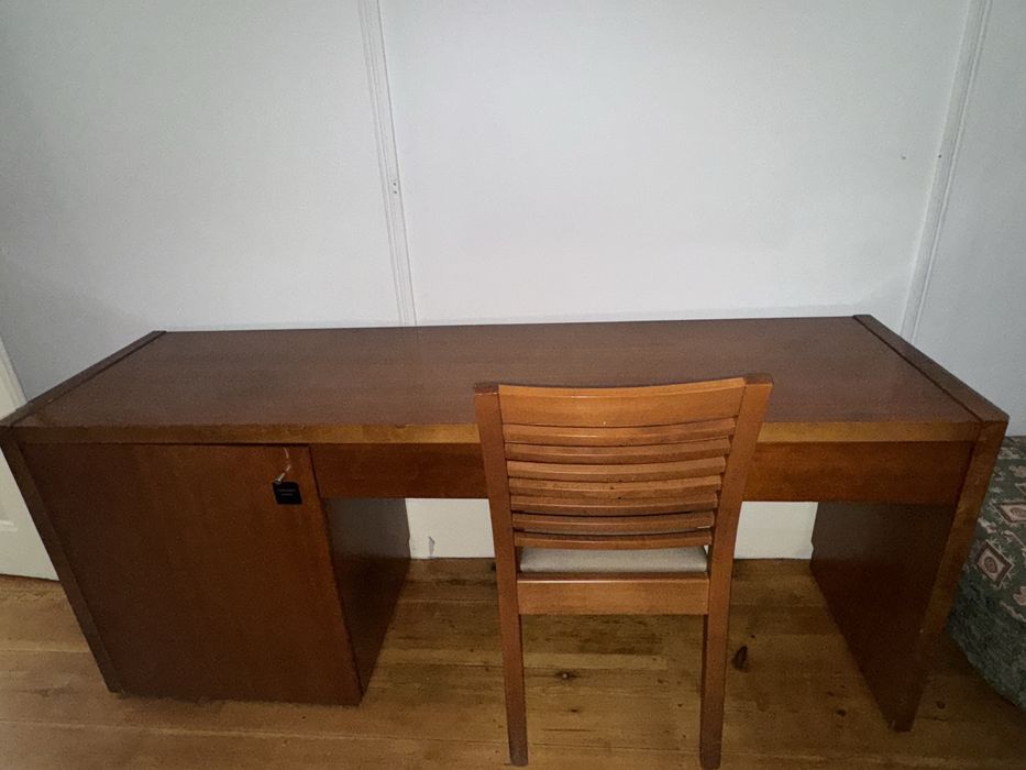 Mesa de escritório com cadeira