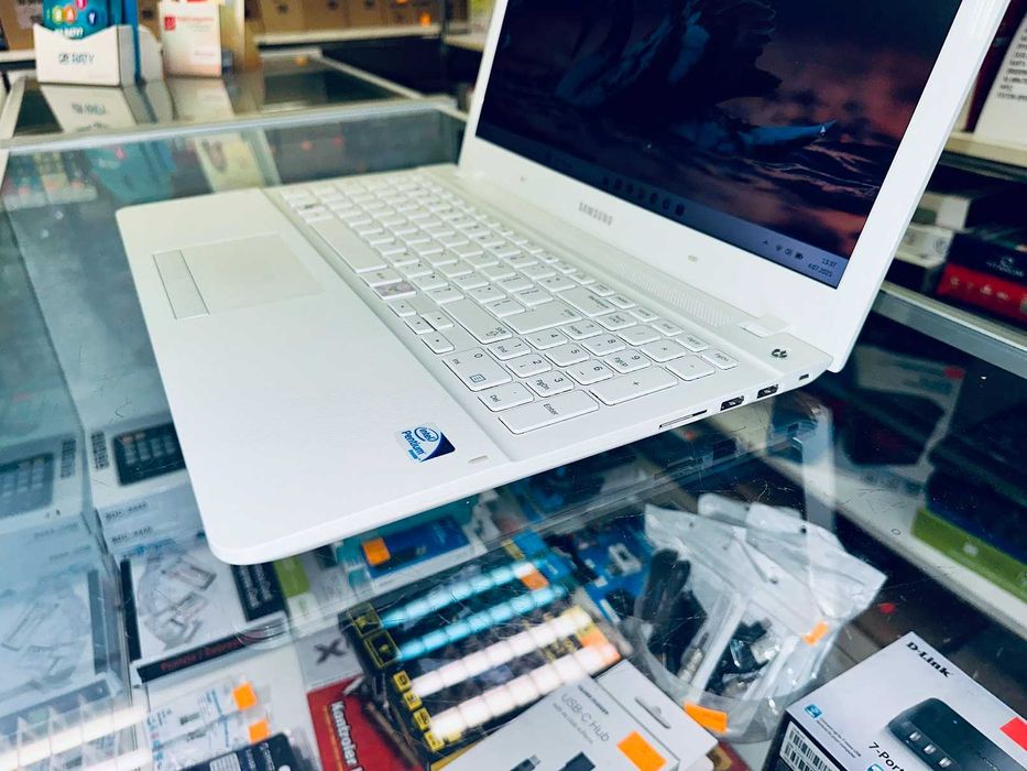 Laptop SAMSUNG 370R 15,6" biały 2117U 8GB 256GB Win 11