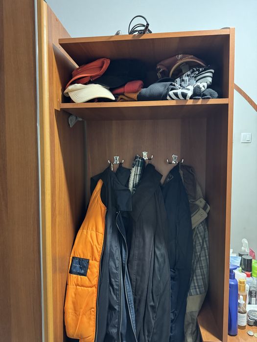 Прихожа з шафою та дзеркалом