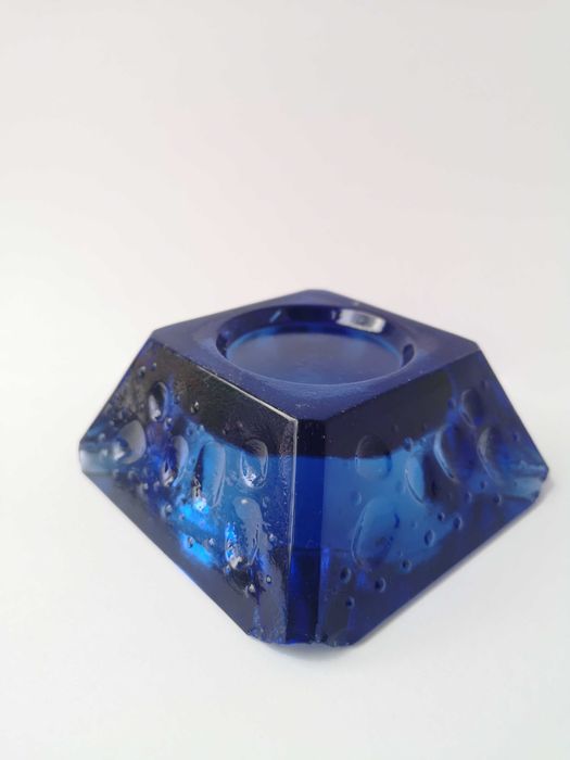 Niebieska popielniczka - Krople rosy - Hortensja  - kolorowe szkło PRL