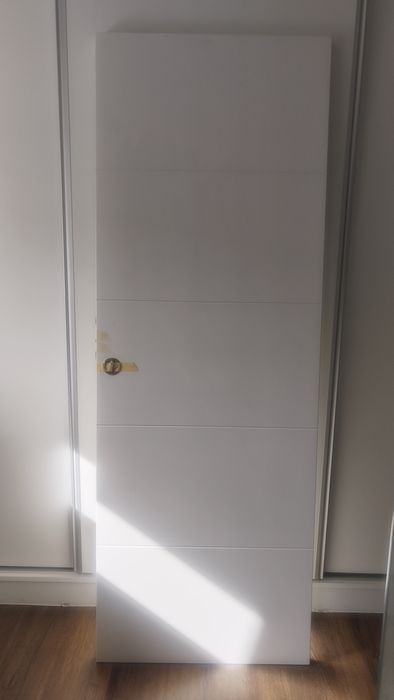 Porta de correr à face da parede