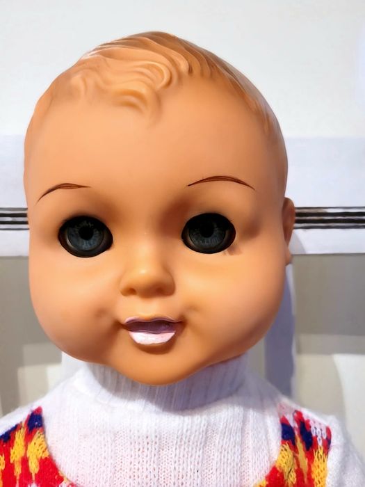 Sympatyczna lalka z delikatnym uśmiechem 51cm