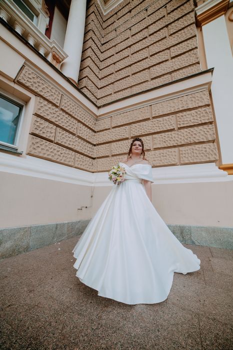 Атласное свадебное платье