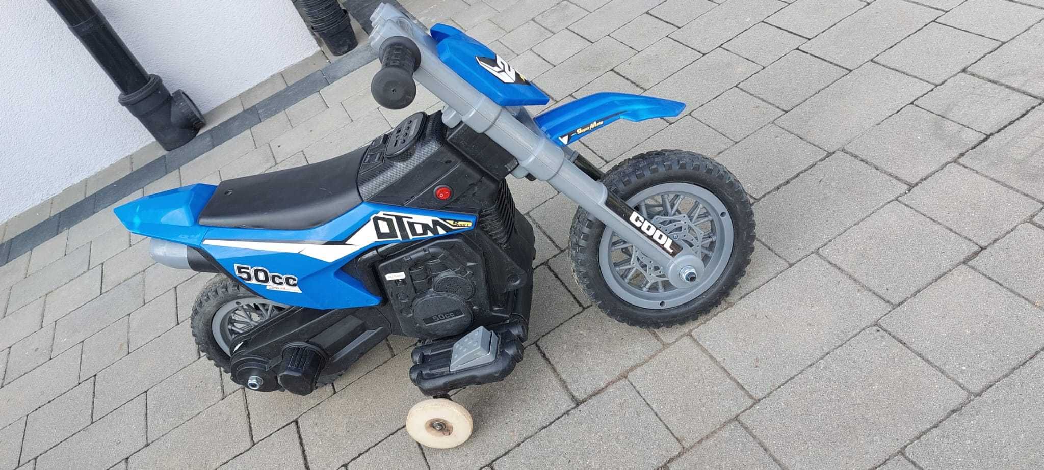 motor V-cross na akumulator