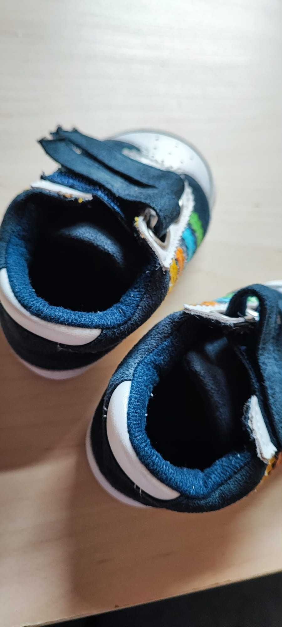 Sapatos bebé com riscas coloridas