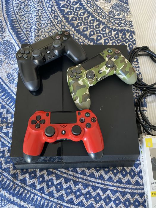 PS4 completo com 3 comandos