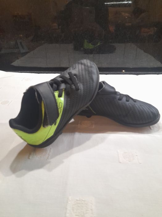 Chuteiras de Futebol p/ Criança KIPSTA - Tam 25 - Como novas