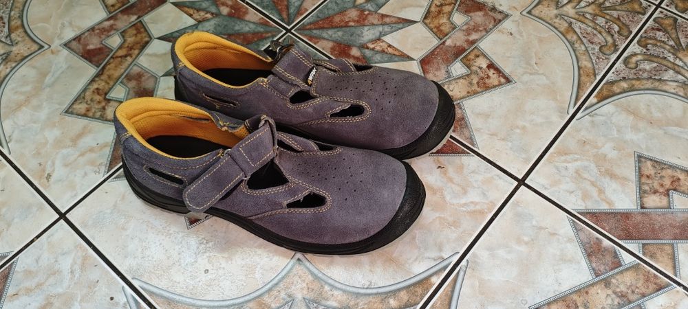 Buty do pracy z zabezpieczeniem