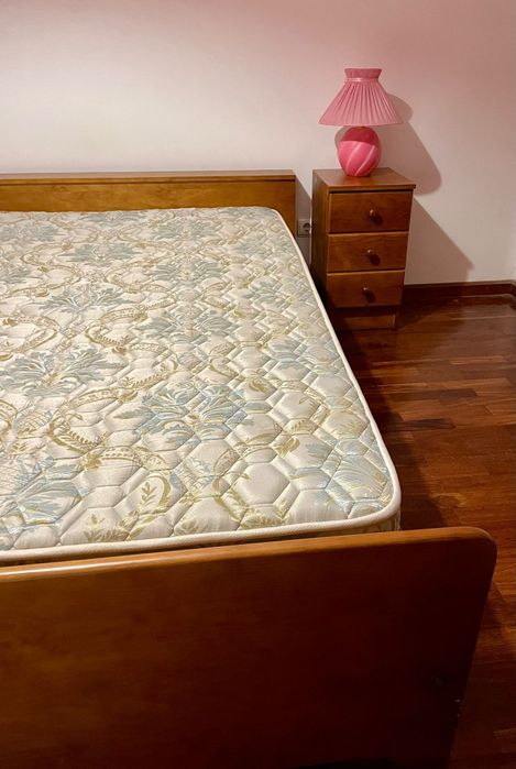 Cama c/estrado, colchão e oferta mesas de cabeceira