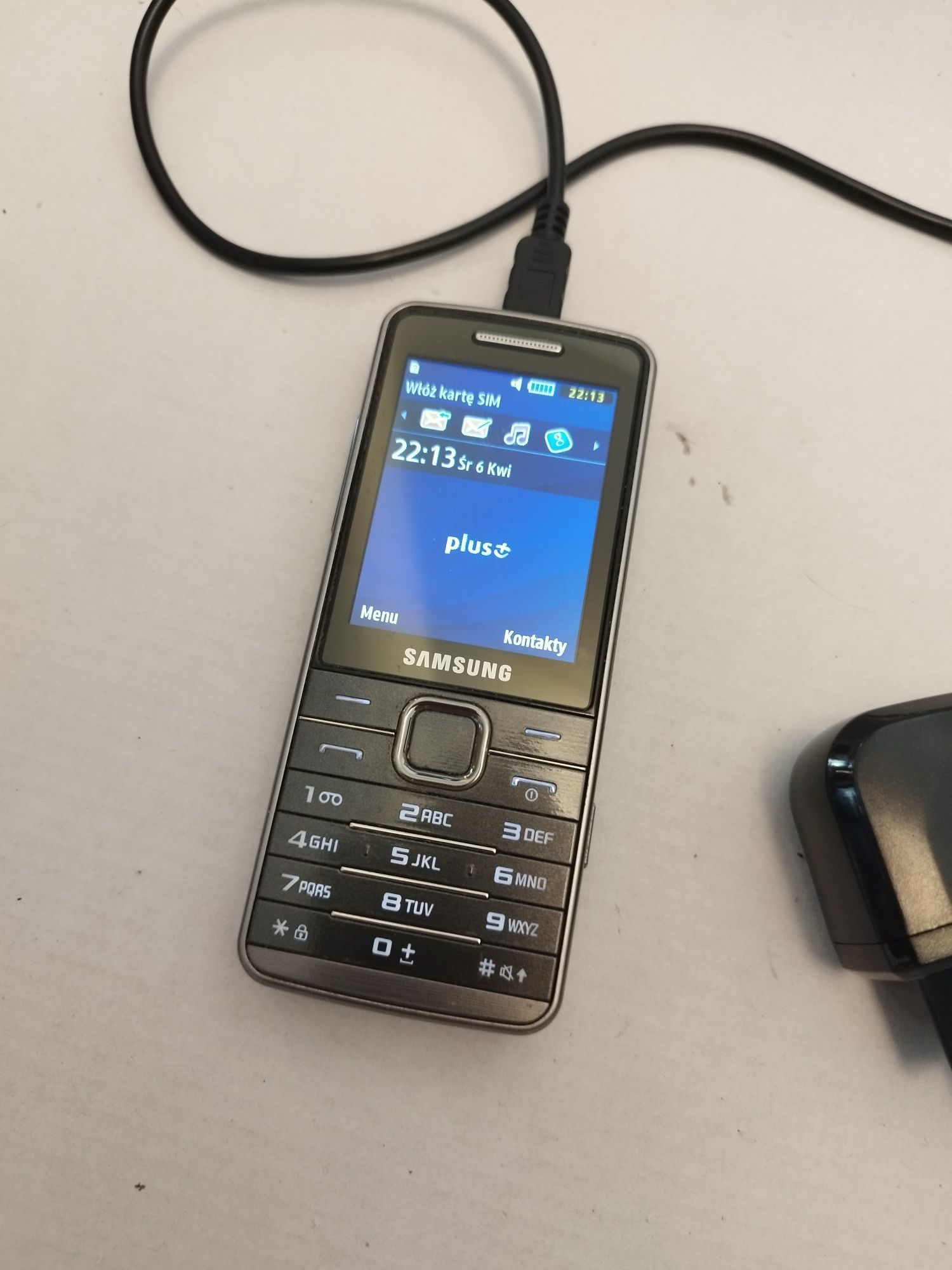 Dwa telefony komórkowe Samsung i Microsoft