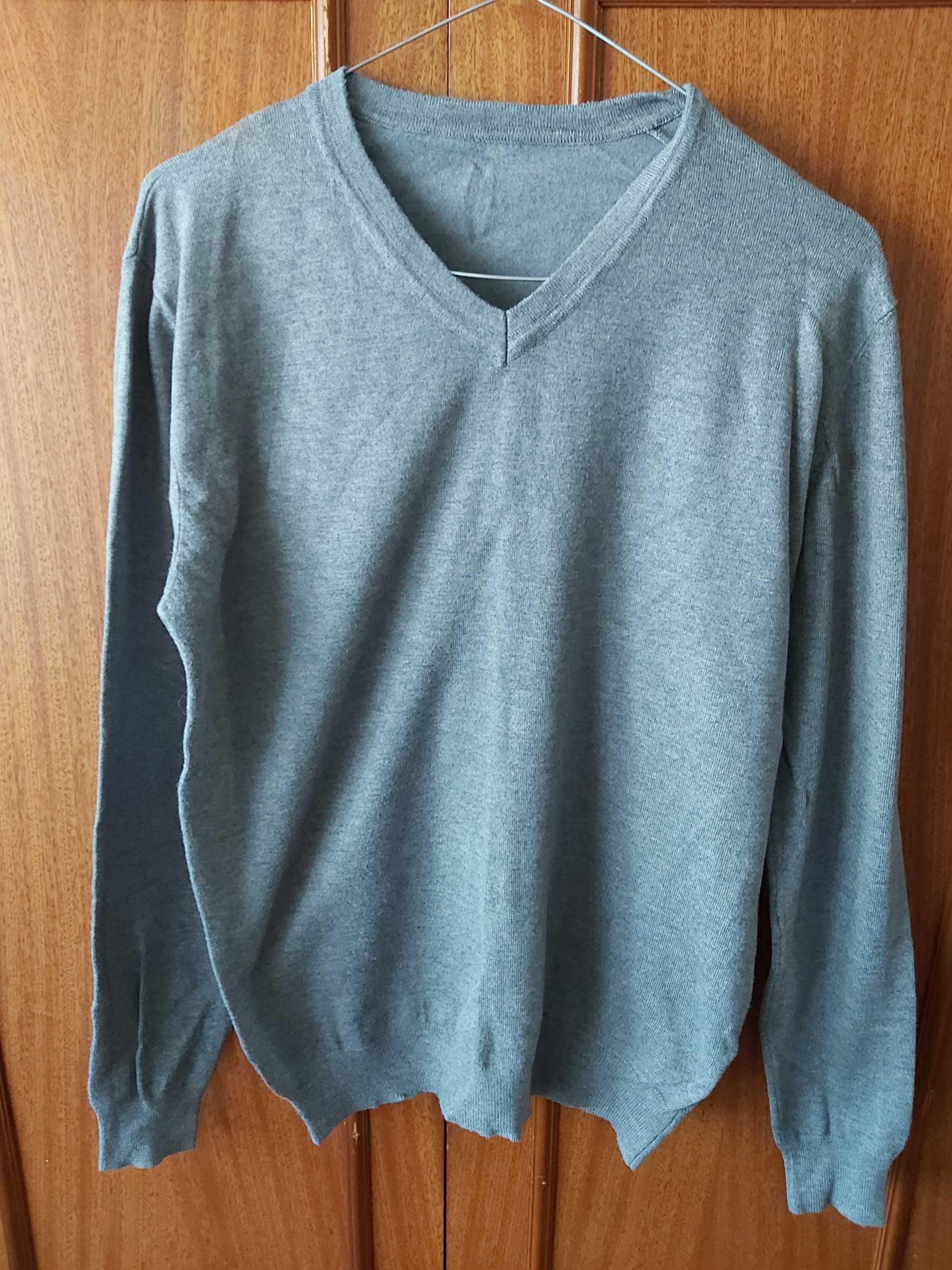 Продам чоловічий , фірмений светр голубого кольору.