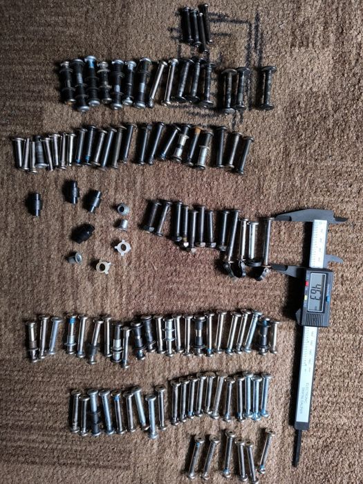 Ось с болтом в для роликов , самокатов ,сумок диам 5-8 мм.Длина разная