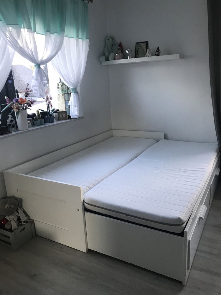 Białe łóżko z szufladami
