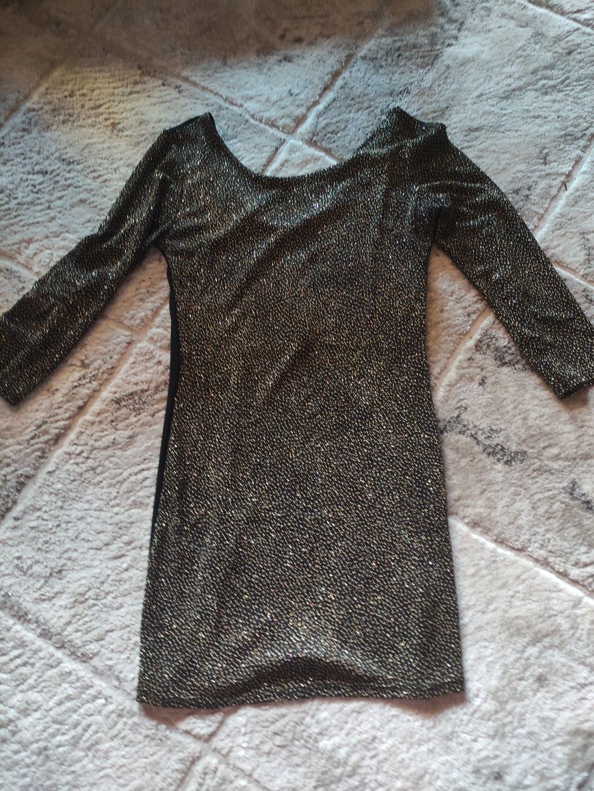 Vestido com dourado na frente e mangas