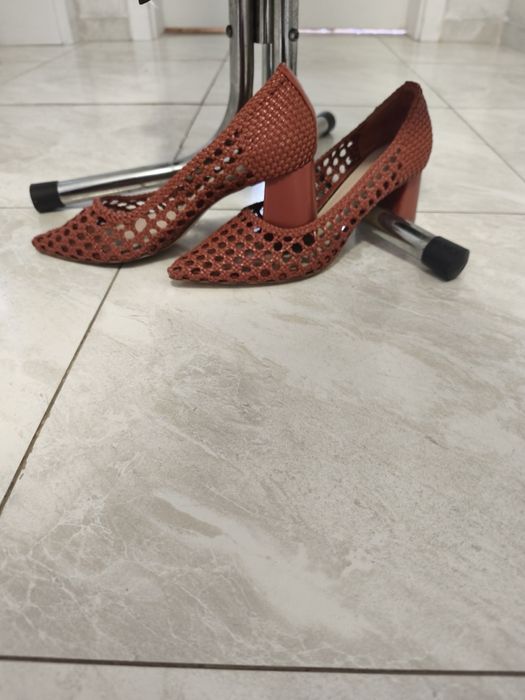 Buty w ażurowe otwory