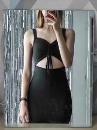 Чорна сукня з вирізом