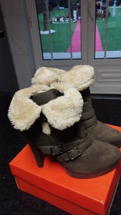 Botas castanhas com pêlo tam. 37