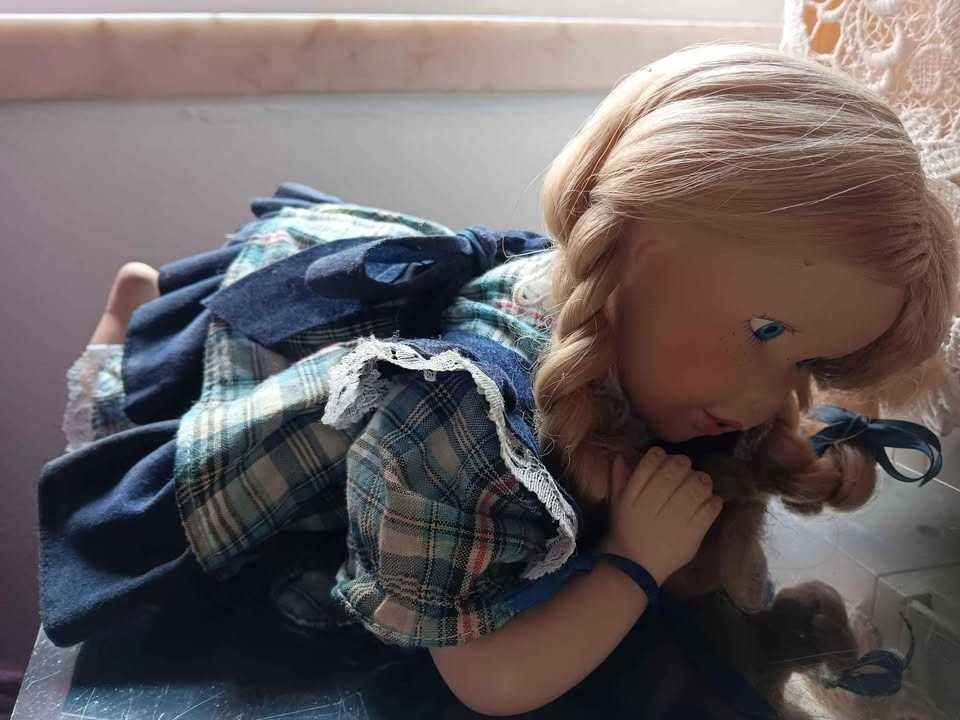 Boneca de porcelana menina deitada 30cm