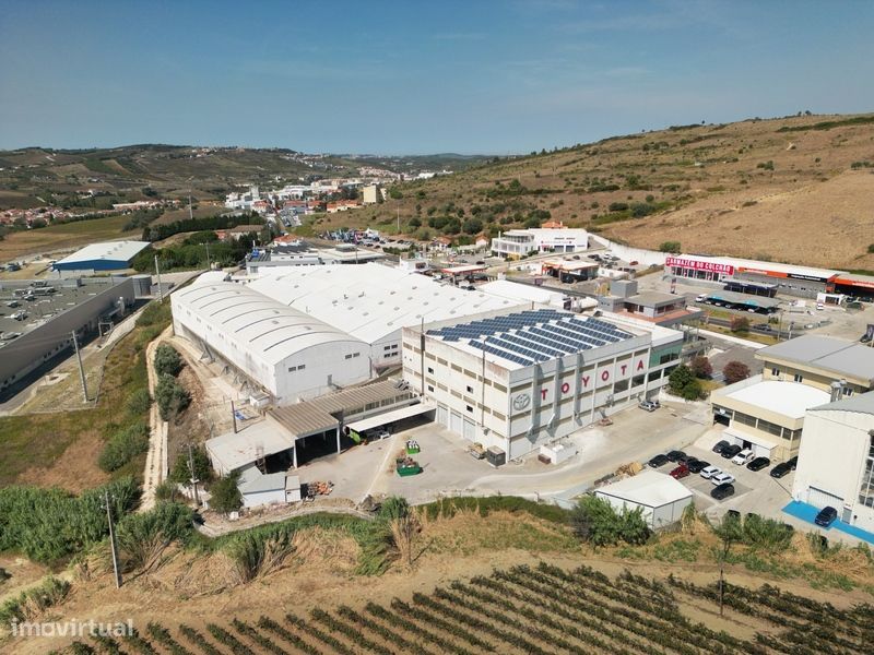 Armazém com 500m2 de área, junto à entrada de Torres Vedras e A8