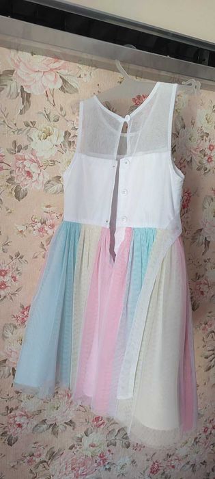 Продам святкове плаття  для дівчини 5-7 років