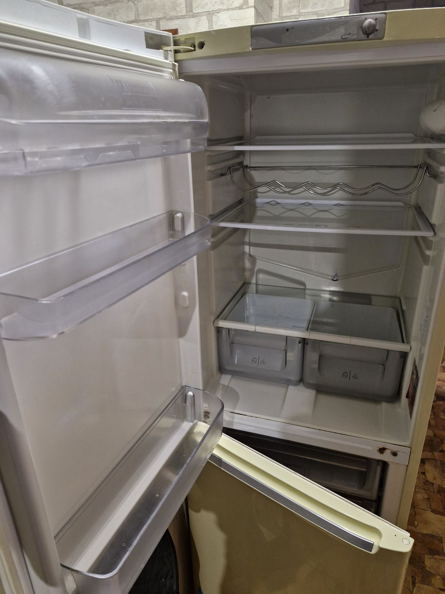 Холодильник Ariston