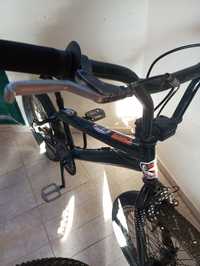 Bmx preta com autocolante racing