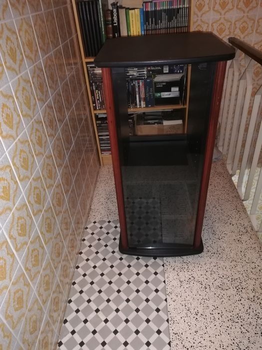 Móvel em mdf com porta de vidro