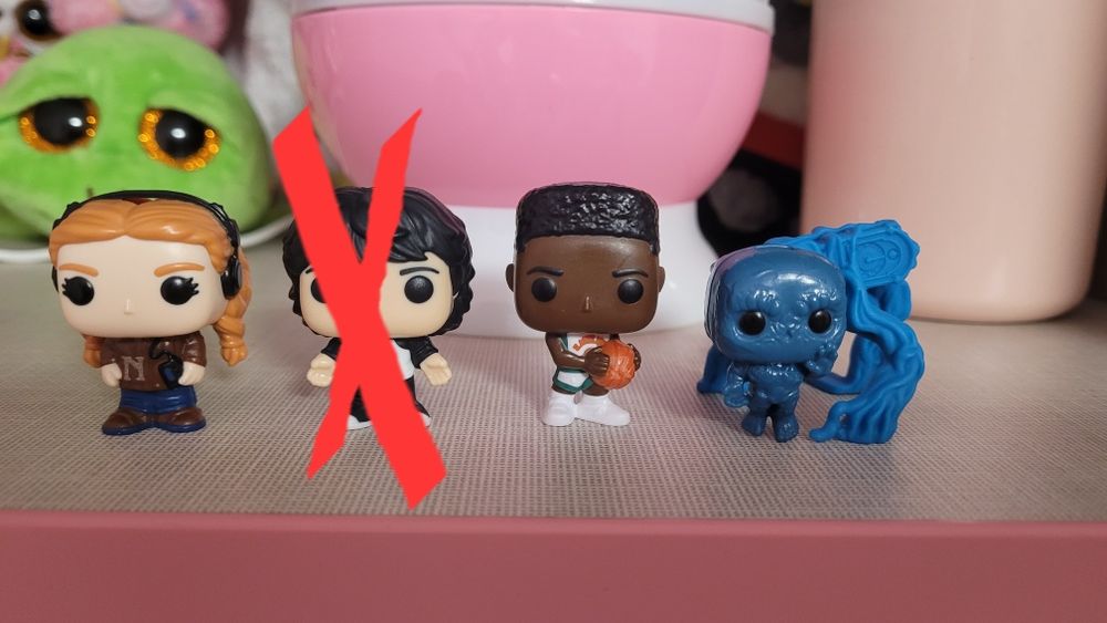 Фигурки Очень странные дела kinder joy