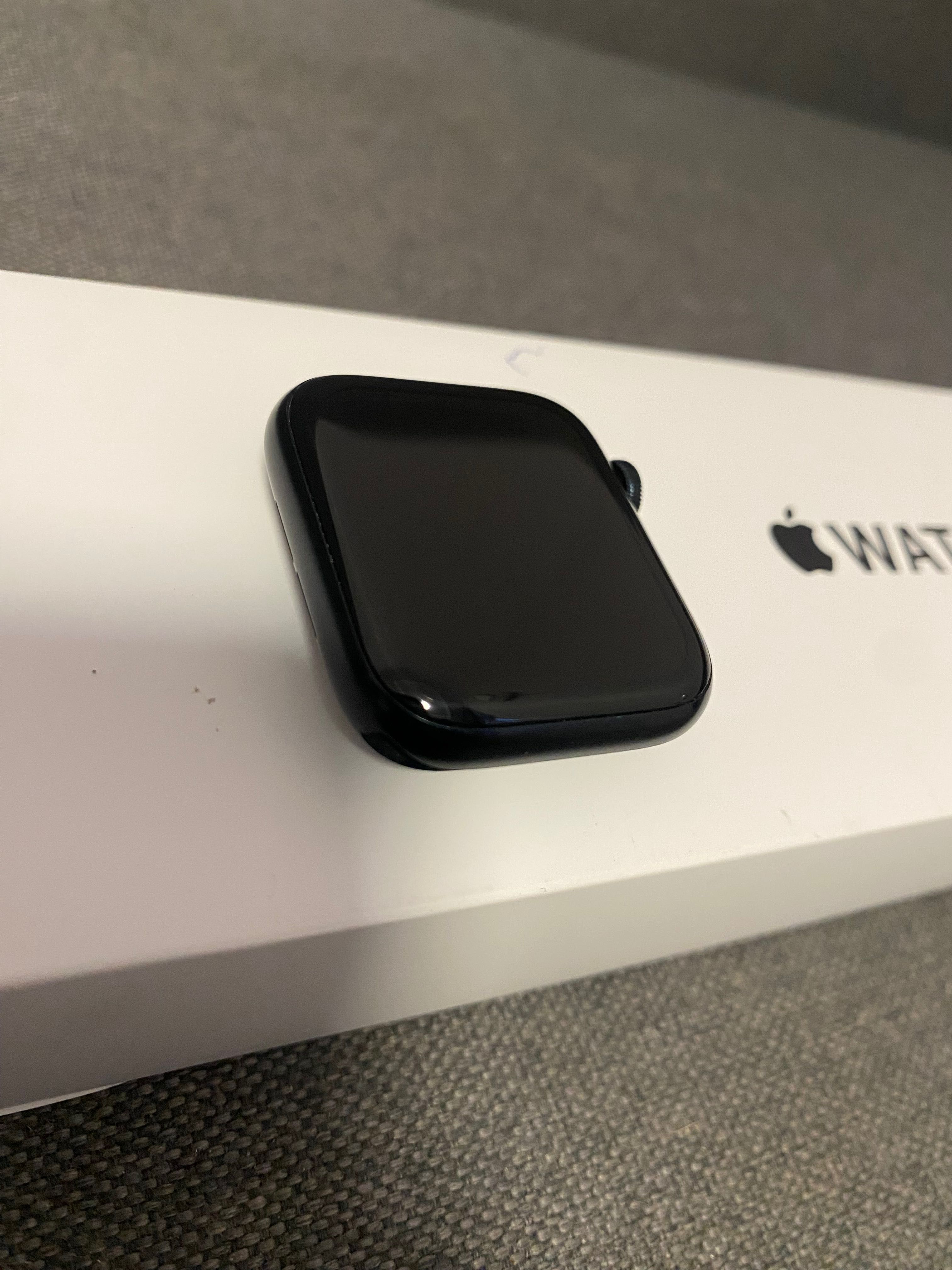 Apple Watch SE 44mm (2 Gen) GPS  смарт часы в отличном состоянии