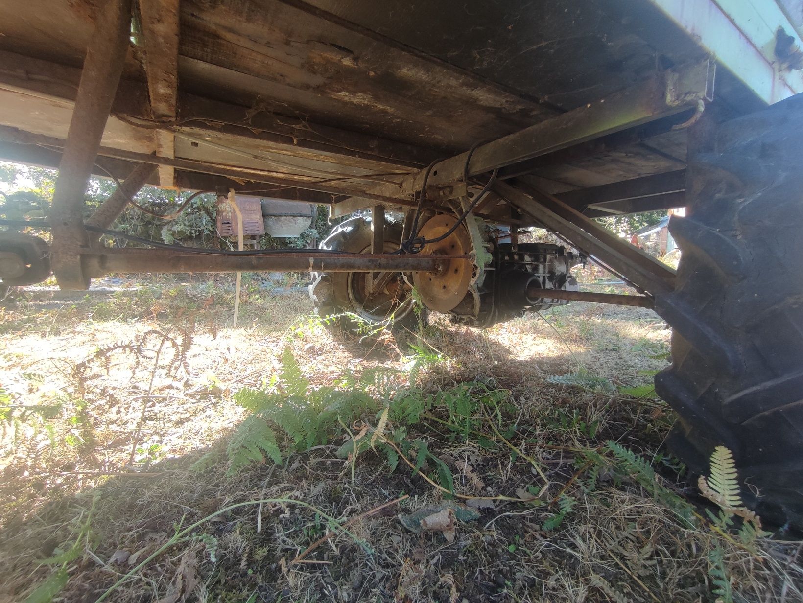 Reboque agrícola com sistema de tração
