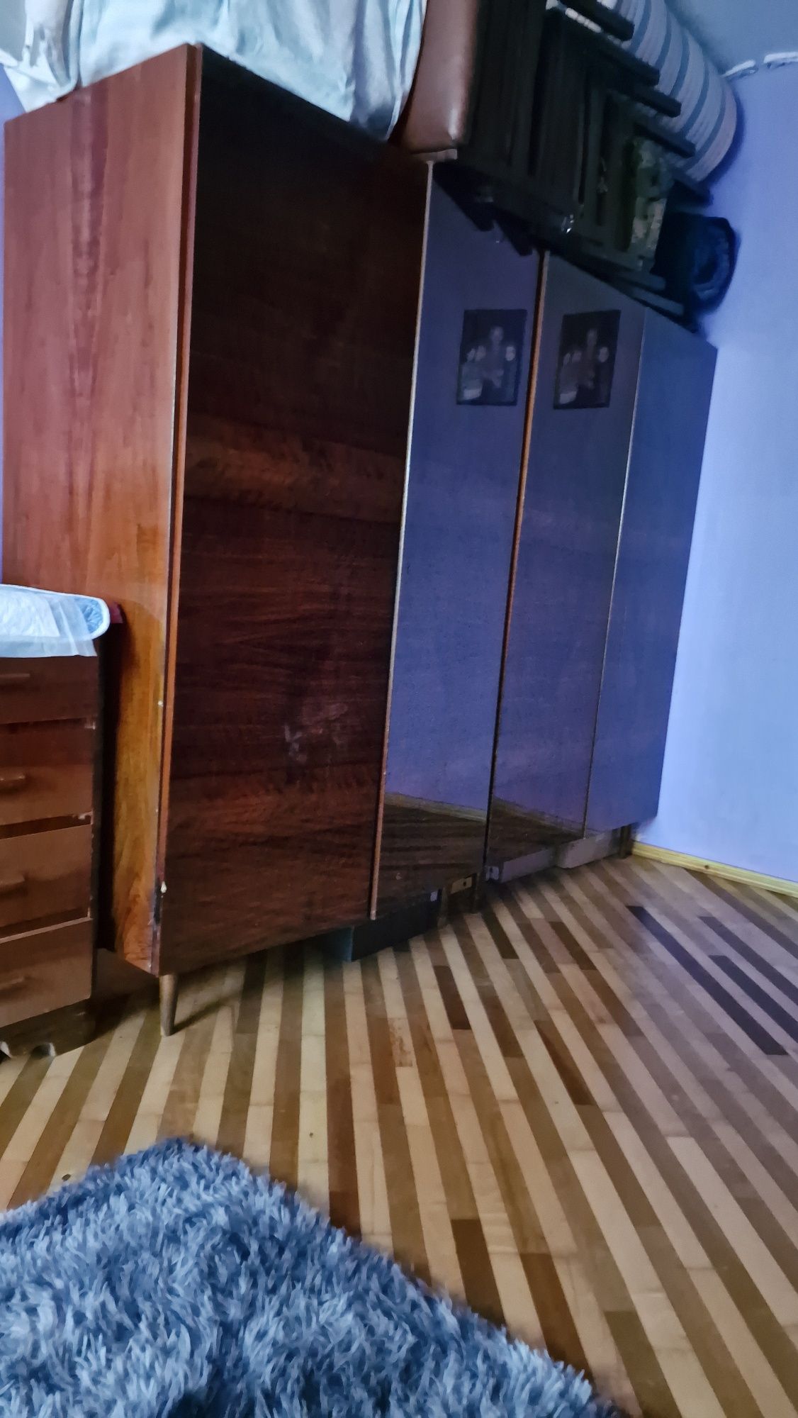 Шафа двохдверна з полицями для одягу