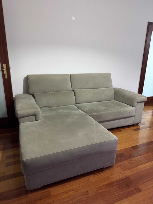 Dois Sofás - um com 3 lugares com chaise longue + um de dois lugares