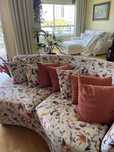 Sofa colorida flores com almofadas