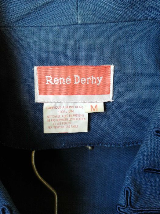 Tailleur em linho com bordados em relevo