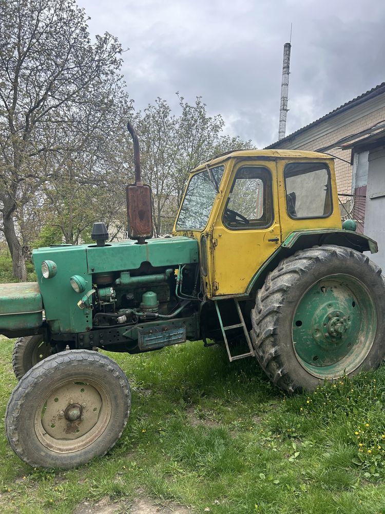 Трактор  ЮМЗ в робочому стані