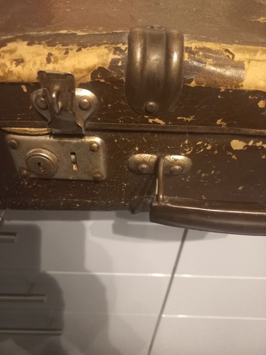 Stara tekturową walizka